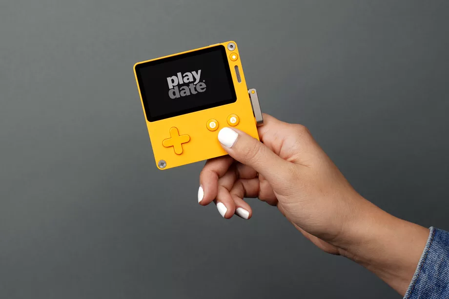 Крошечная игровая консоль Playdate выйдет только в 2021 году 5 Playdate model shot.0