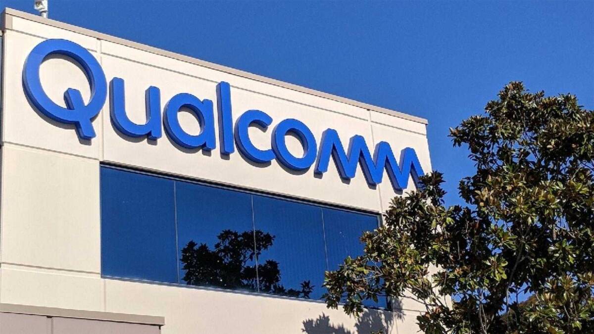 Фасад здания с логотипом Qualcomm на голубом фоне