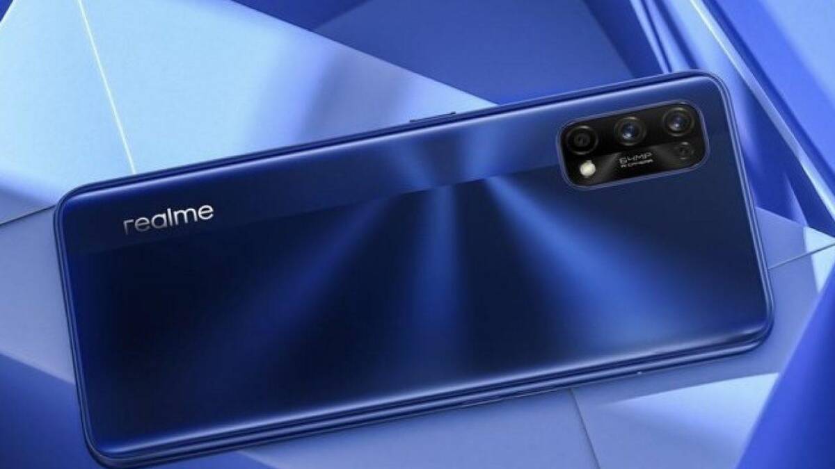 Задняя часть смартфона Realme 7 с тройной камерой