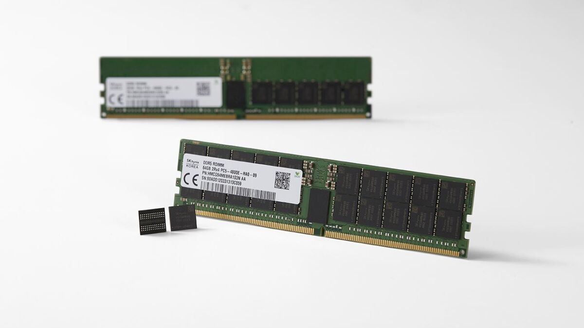 Оперативная память DDR5 SK hynix на белом фоне