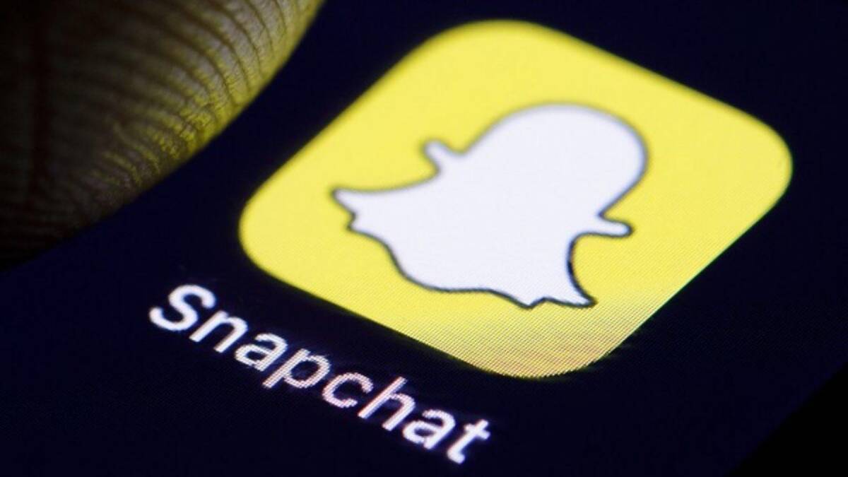 Экран смартфона с логотипом Snapchat в центре