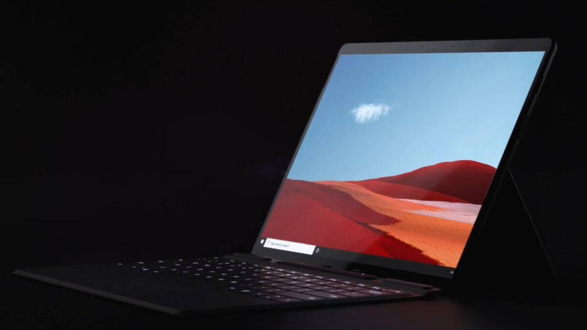 Ноутбук Surface Laptop Go с подсвеченной клавиатурой и дисплеем в темной обстановке