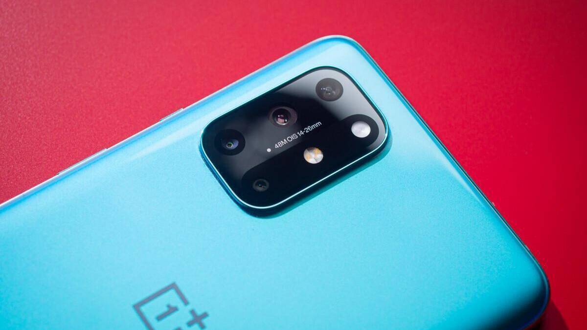 Камера OnePlus 9 на задней панели телефона голубого цвета