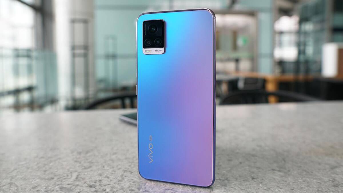 задняя панель Vivo V20 с тремя камерами и градиентным покрытием