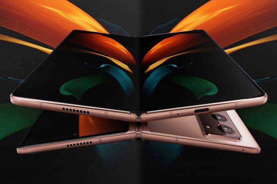 Складной смартфон Samsung Galaxy Z Fold 3 с открытым экраном и двойной задней камерой