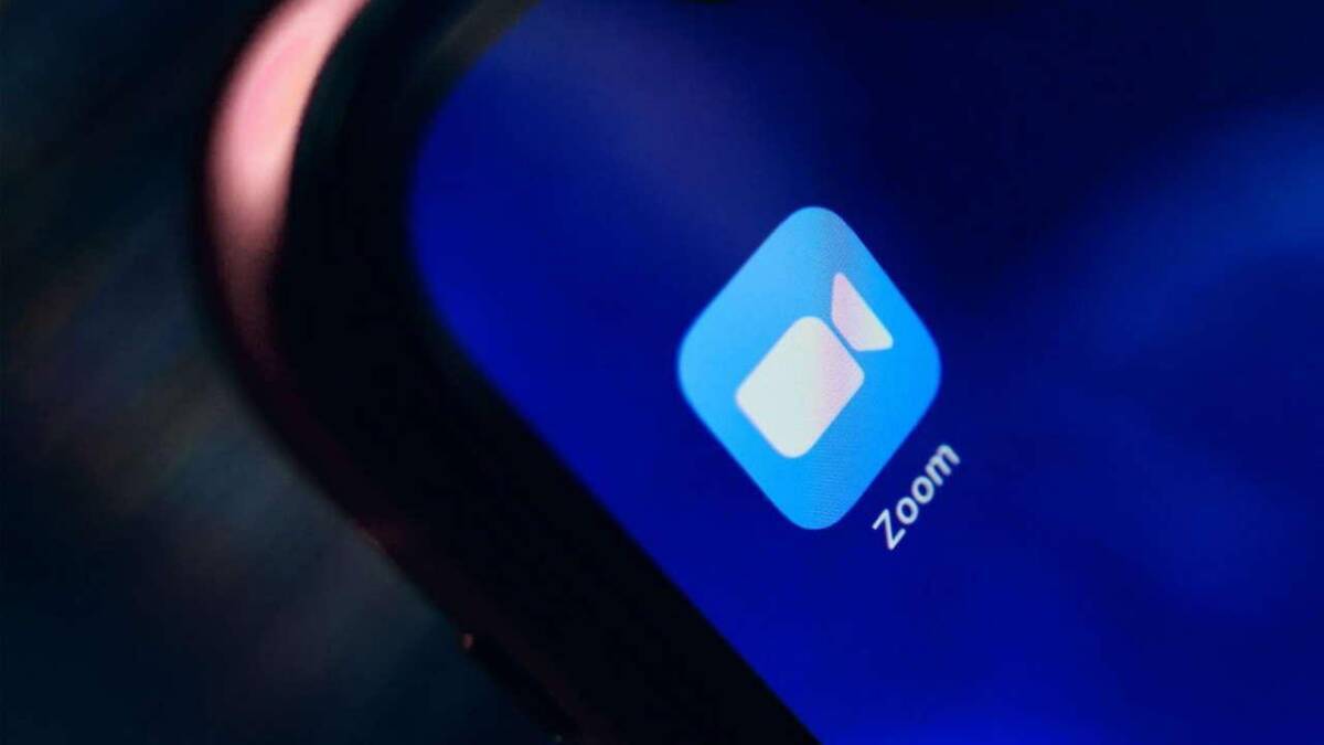 Значок приложения Zoom на экране смартфона, угол обзора крупный
