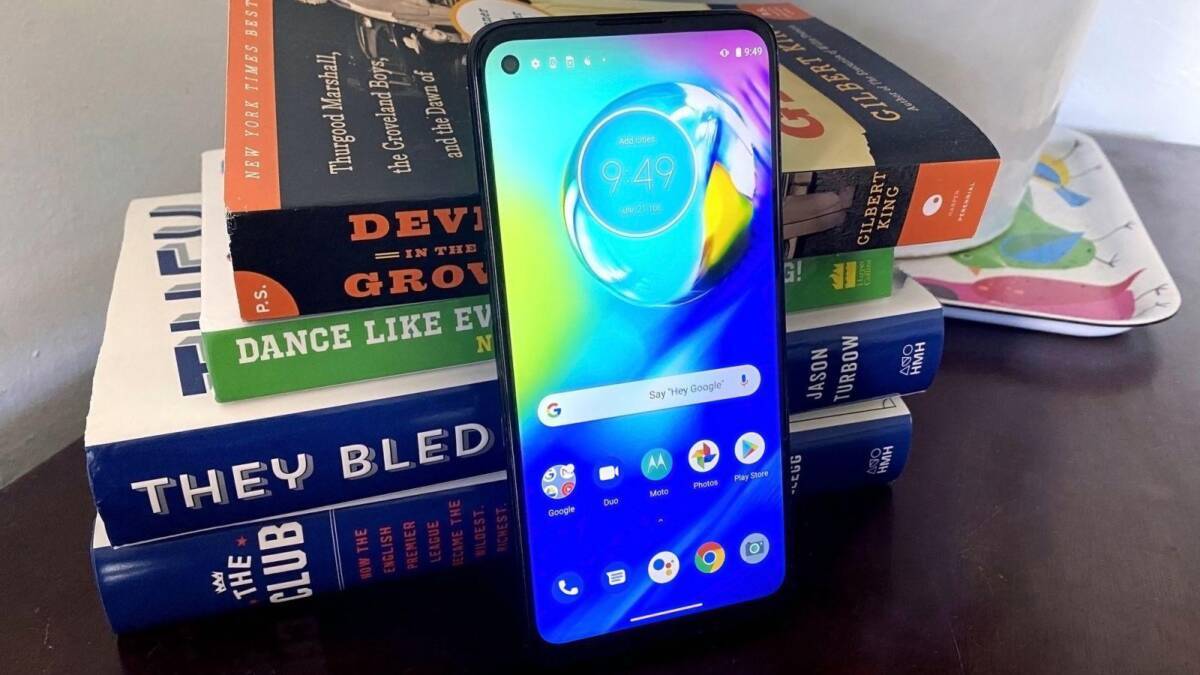 Лучшие дешевые Android-смартфоны 2020 года 12 Смартфон Motorola с ярким дисплеем и интерфейсом на переднем плане