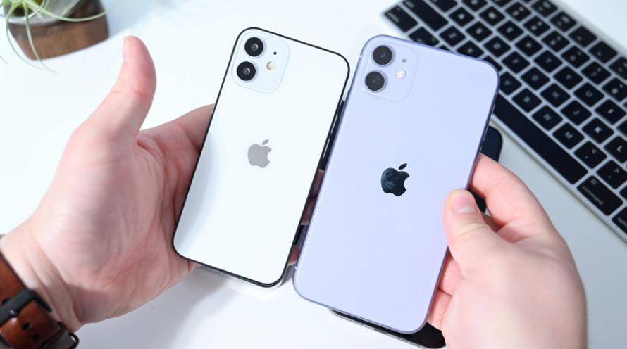 Два iPhone 12 мини в руке показывают размеры