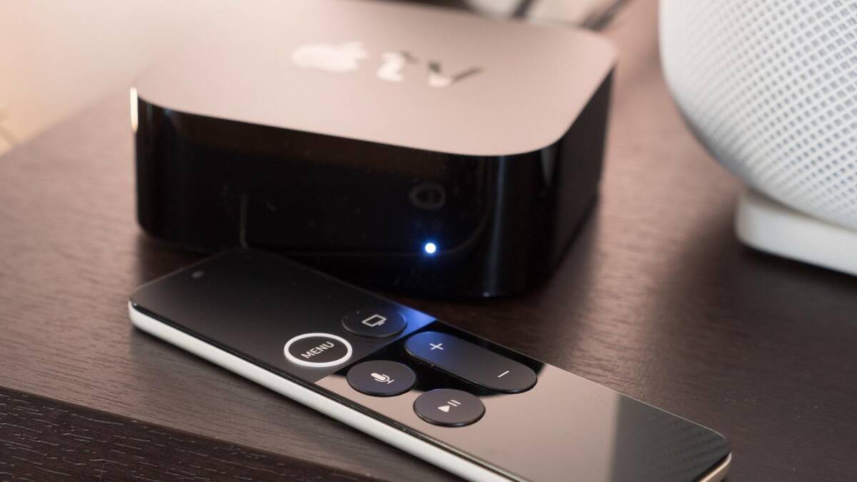 Пульт дистанционного управления Apple TV 4K на деревянной поверхности