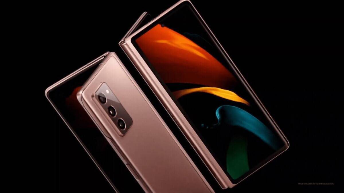 Складной смартфон Samsung Galaxy Z Fold 3 с разложенным дисплеем и задней камерой