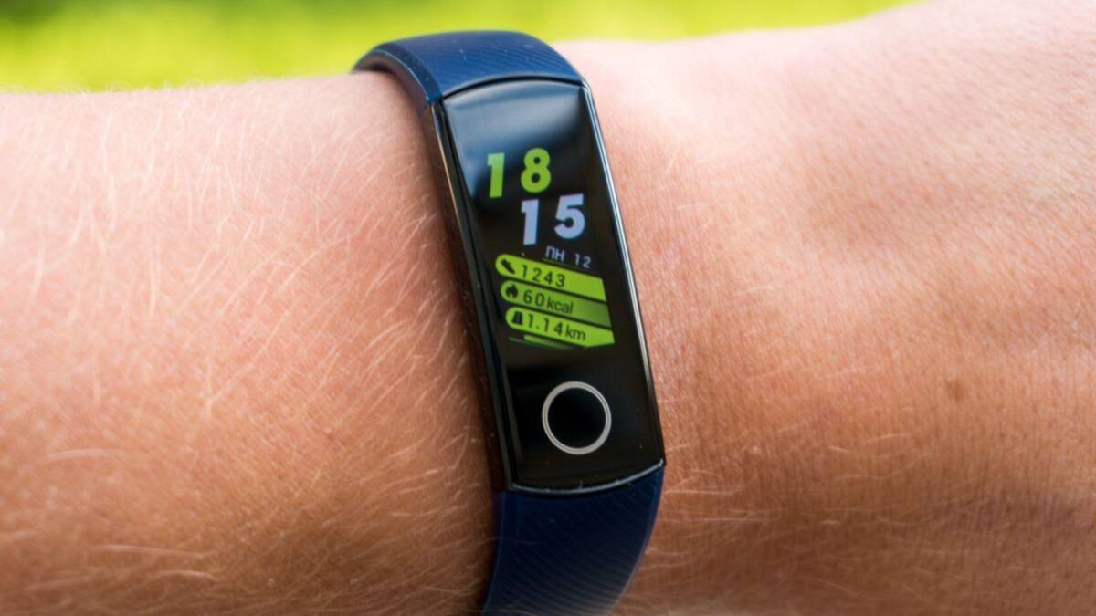 Фитнес-браслет Honor Band 6 на руке интерфейс с датами и шагами