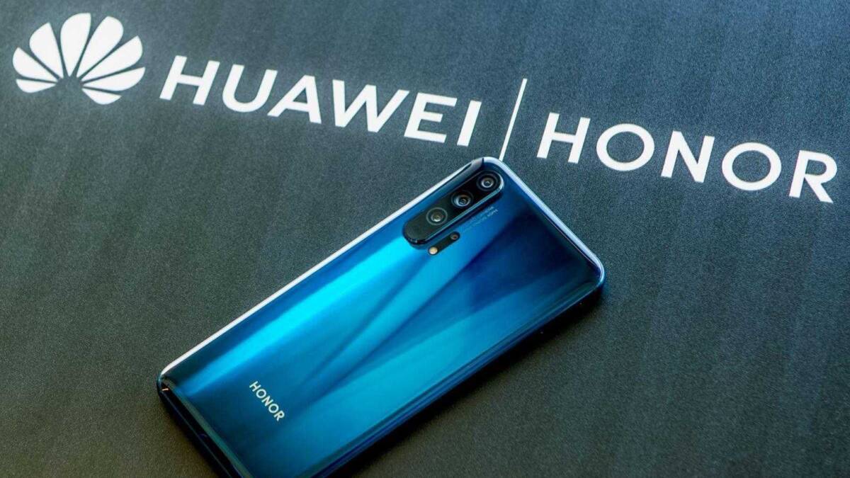 Смартфон Honor с тремя камерами на задней панели