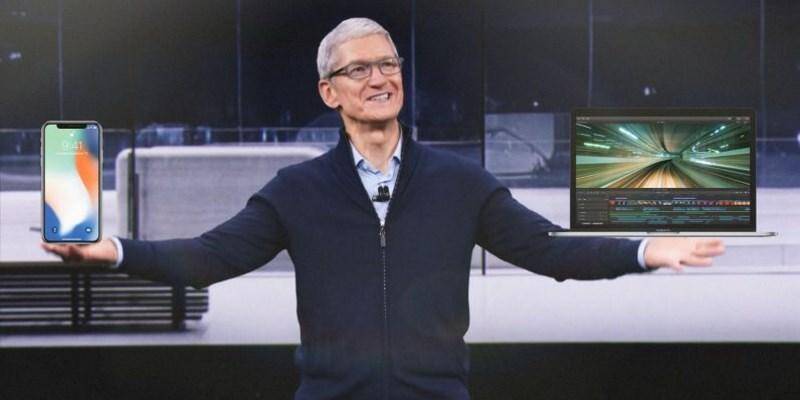 Джефф Уильямс показывает iPhone и MacBook на презентации