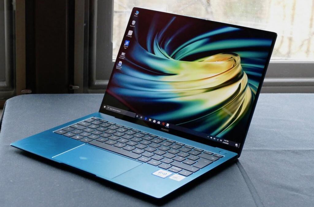 Ноутбук HUAWEI MateBook X с открытым дисплеем и клавиатурой