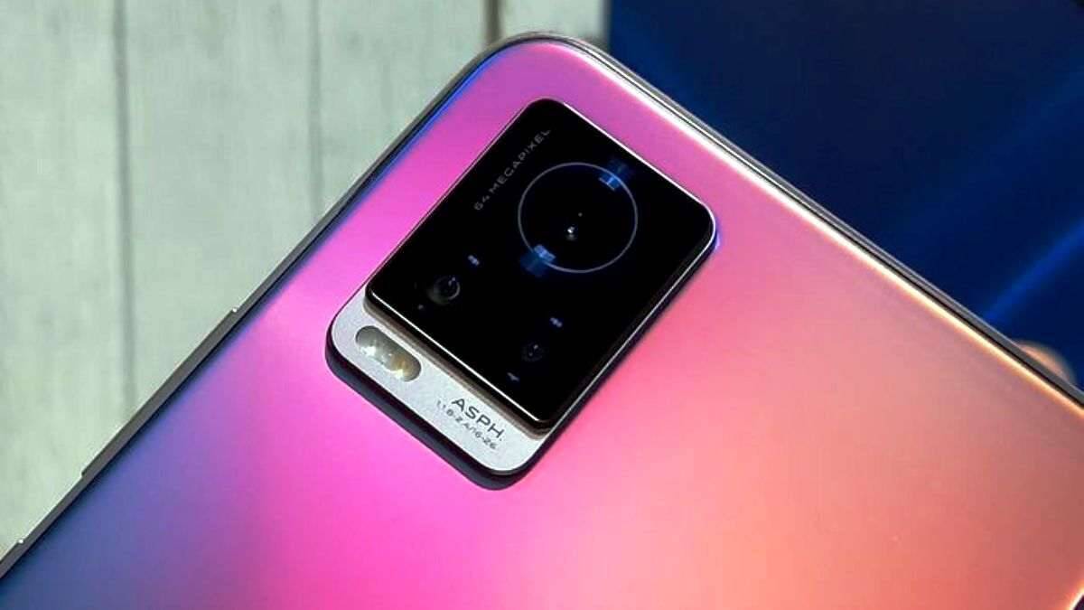 Карта камер Vivo V20 на задней панели смартфона