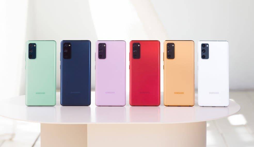 Картинка пяти различных цветов iPhone 12 задняя панель с фотокамерой