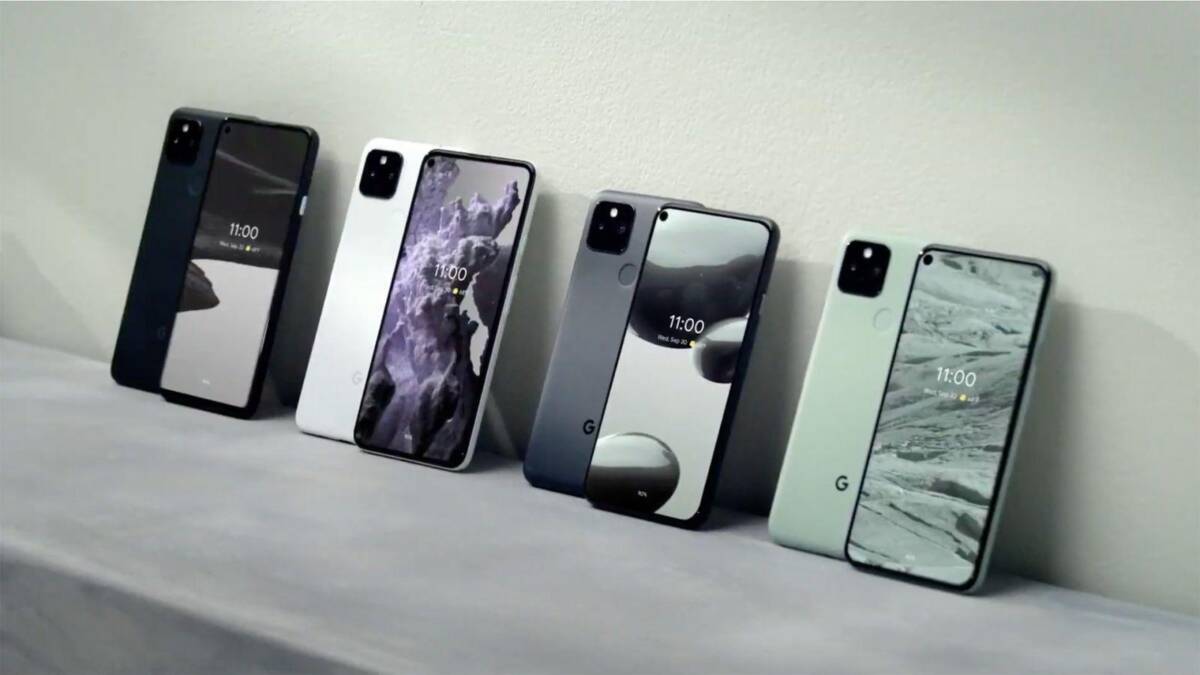 Различные модели смартфонов Google Pixel 5 на стенде в выставочной зоне