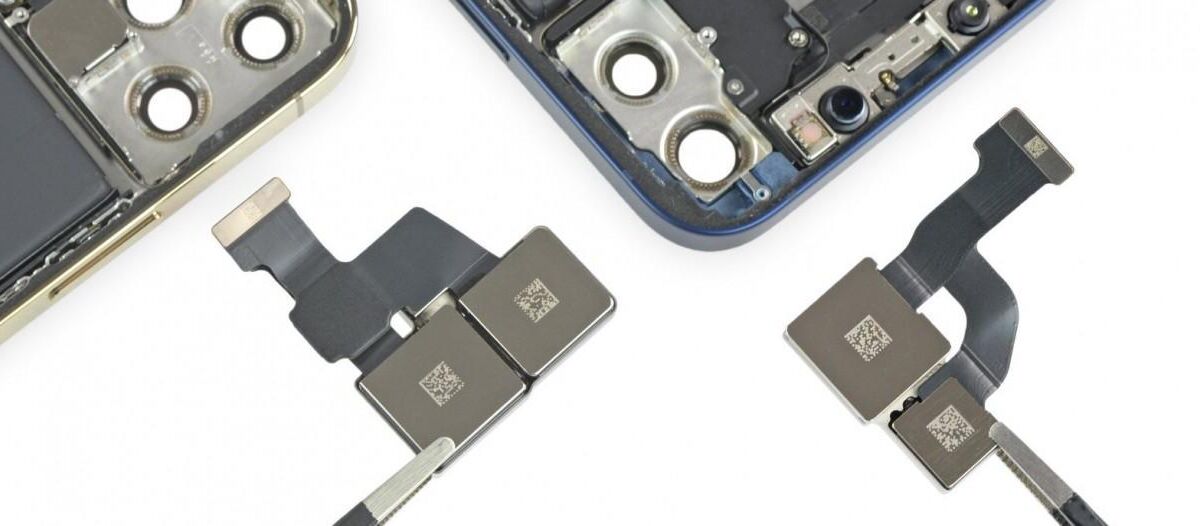 Разобранные компоненты камер iPhone 12 с подключенными кабелями