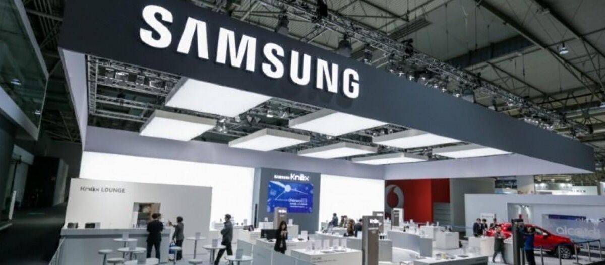 Выставка Samsung с крупным логотипом и демонстрационными зонами