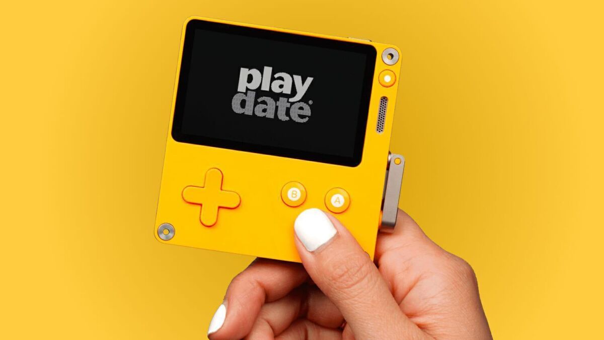 Крошечная желтая портативная игровая консоль Playdate с экраном и кнопками