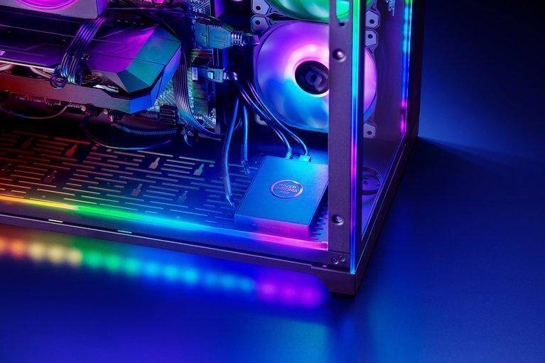 Внутренние компоненты ПК с RGB-подсветкой и кулером