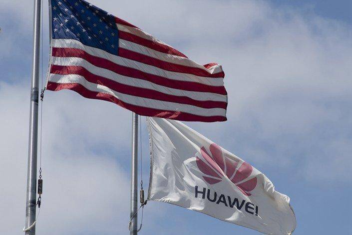 Американский флаг и флаг Huawei Honor на ветру