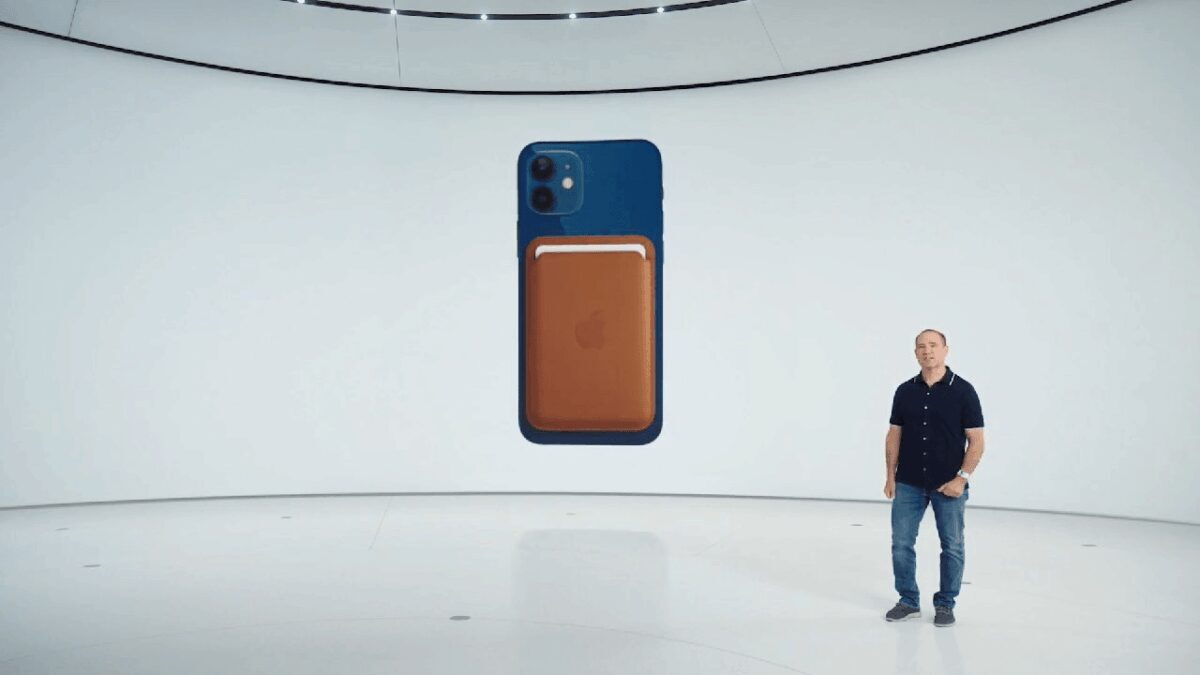 Большой экран с изображением чехла для iPhone 12