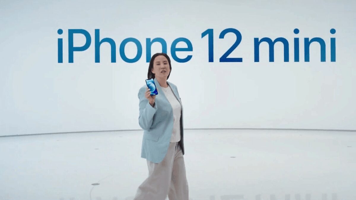 Женщина держит новый iPhone 12 mini на презентации