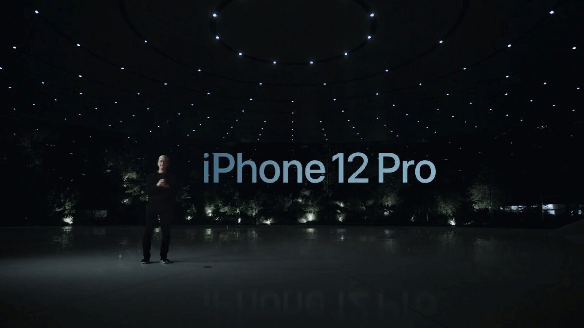 Презентация iPhone 12 Pro в темной обстановке с освещением потолка