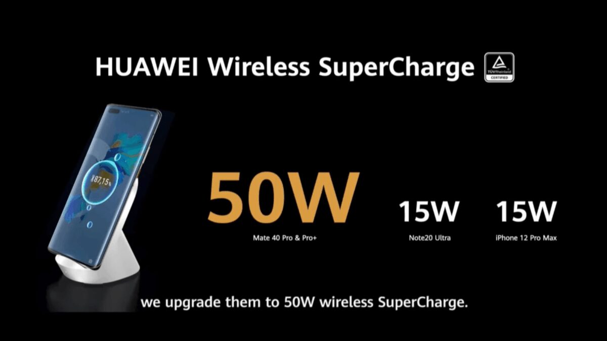 Huawei представила флагманскую линейку Huawei Mate 40 20 Журналистка с микрофоном на выставке CIIE 2025 в Шанхае интервьюирует зрителей