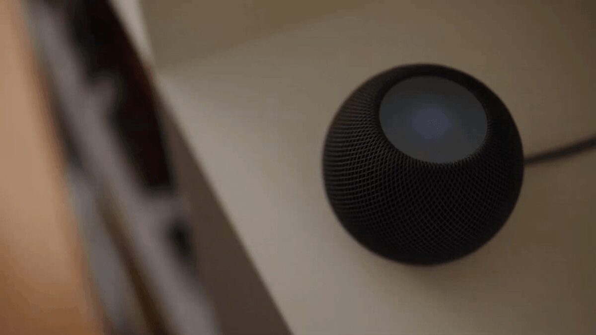Колонка Apple HomePod mini сверху с сетчатым корпусом
