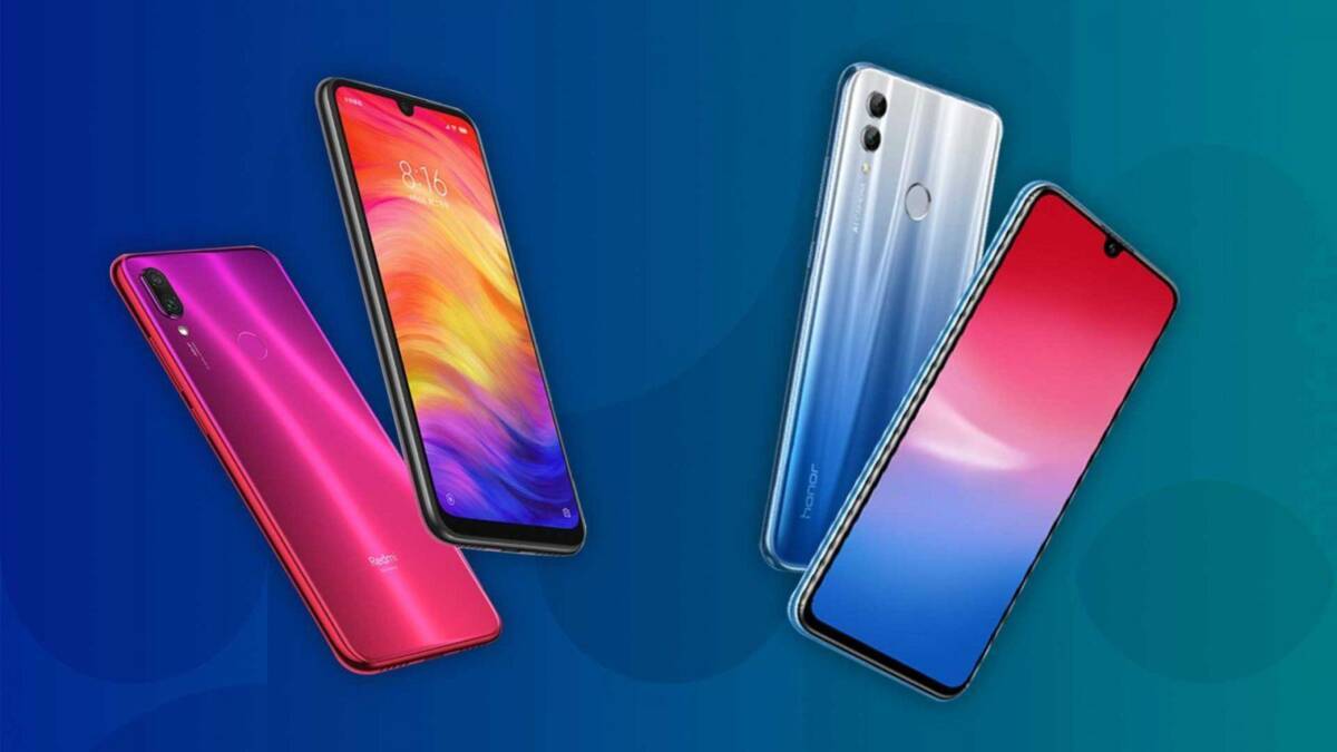 Две модели смартфонов Xiaomi Redmi и Honor сзади и спереди