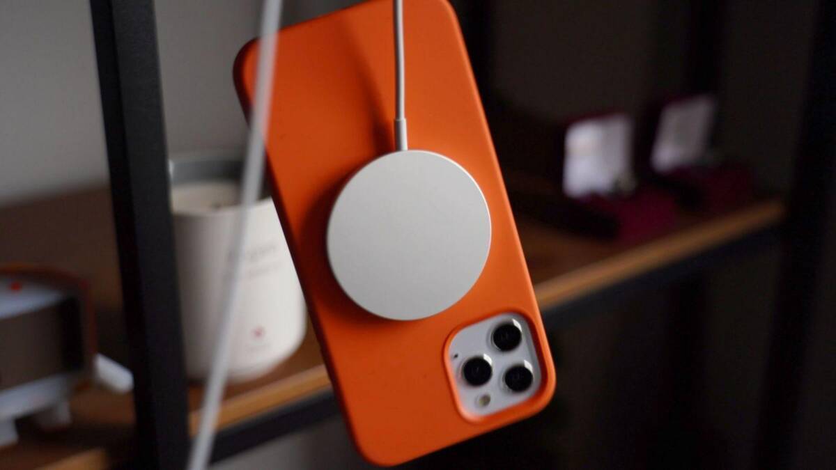 Аксессуар MagSafe на задней панели iPhone 12