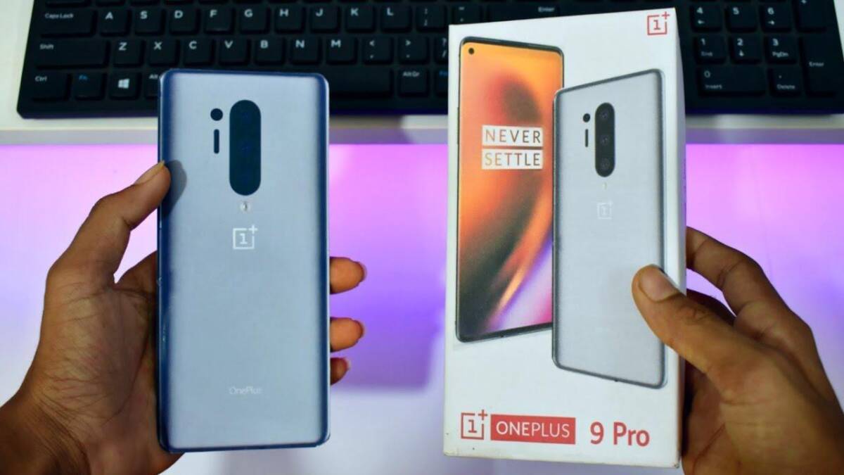 Обратная сторона смартфона OnePlus 9 Pro с вертикальной камерой и логотипом
