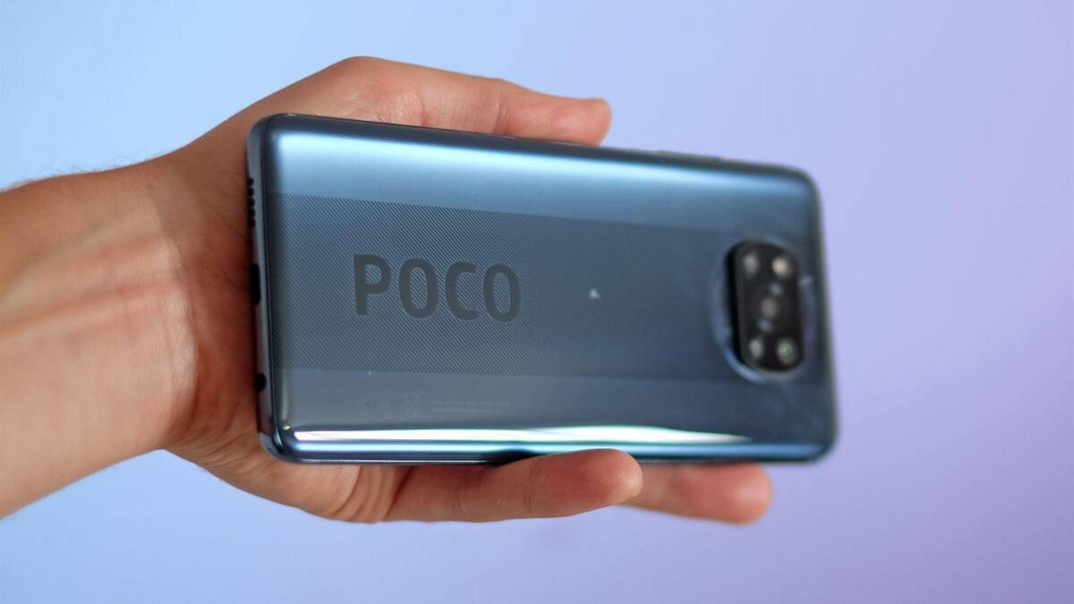 Задняя панель смартфона POCO X3 NFC с тремя камерами