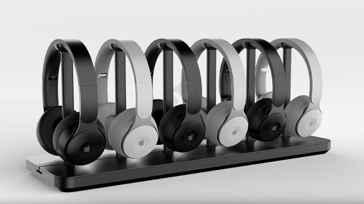 Черные и серебристые наушники Apple AirPods Studio на зарядной станции