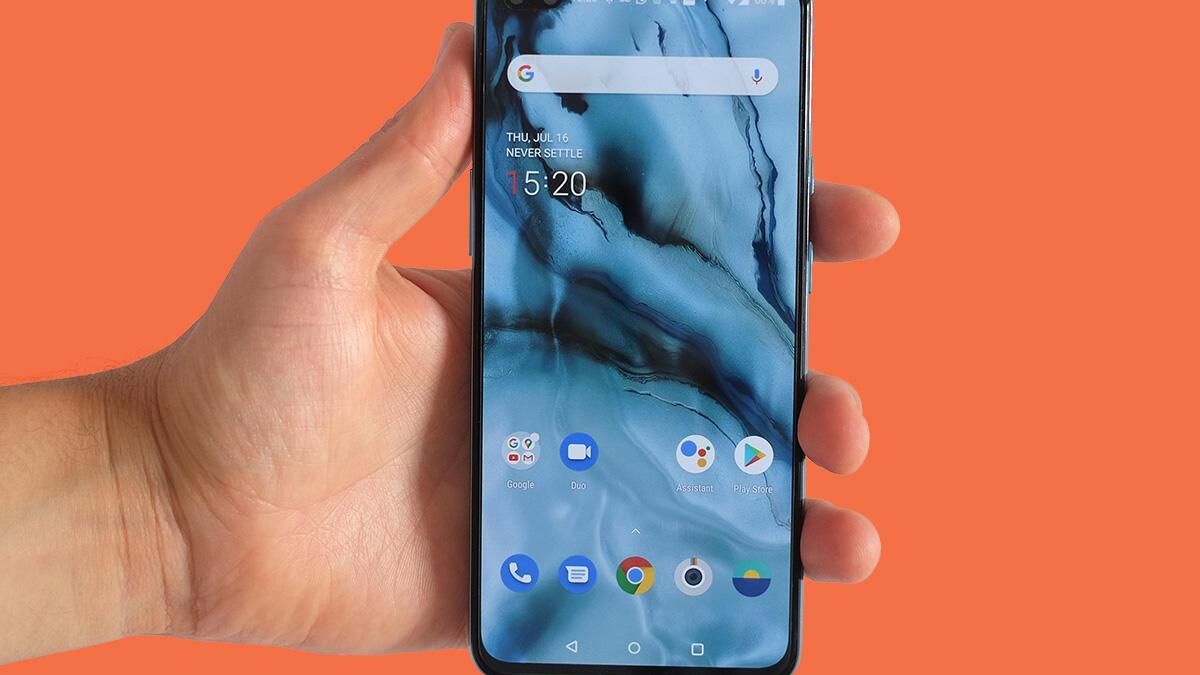 Смартфон с большим экраном и интерфейсом Android