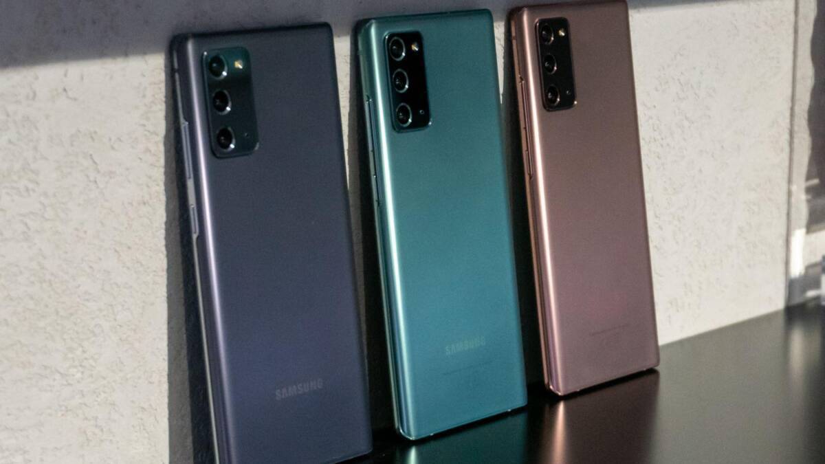 Три смартфона Samsung Galaxy Note 20 Ultra на столе