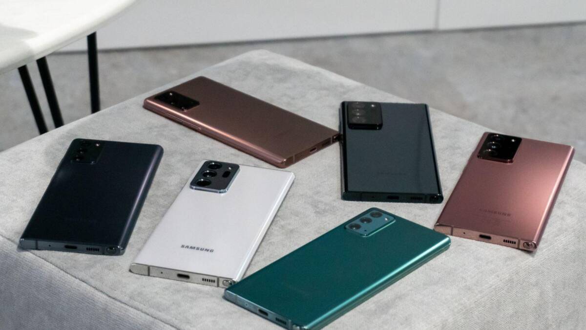 Несколько смартфонов Samsung Galaxy Note на рабочем столе
