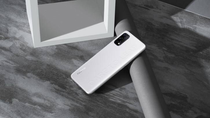 Белые беспроводные наушники AirPods Studio на поверхности