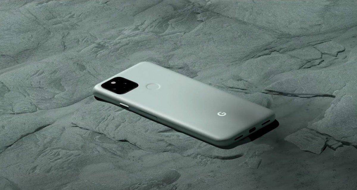 Google представил долгожданные смартфоны Pixel 5 и Pixel 4A 8 Серый смартфон Pixel 5 изображён сзади на каменной поверхности