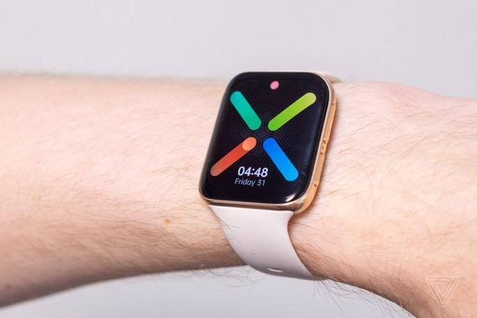 Умные часы Apple Watch со светлым ремешком и дисплеем