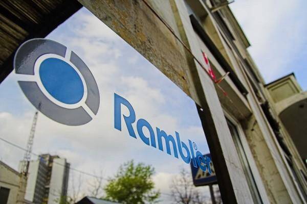 Сбер полностью выкупил Rambler 3 Зеркальное отражение вывески Rambler на стекле окна