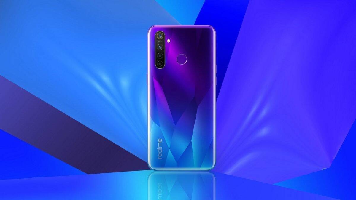 Задняя панель смартфона Realme Q2 Pro с четырьмя камерами
