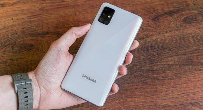 Лучшие дешевые Android-смартфоны 2020 года 17 Обратная сторона смартфона Samsung с камерой и логотипом