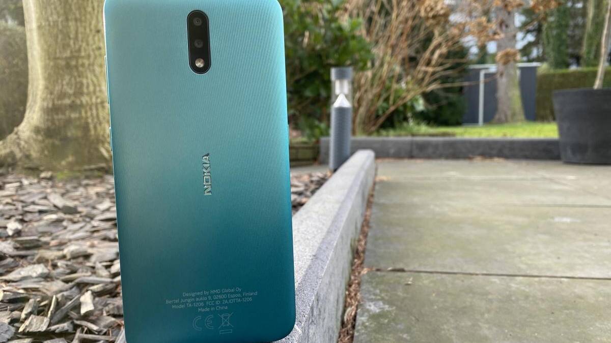 Задняя панель Nokia 2.4 в голубом цвете с вертикальной камерой