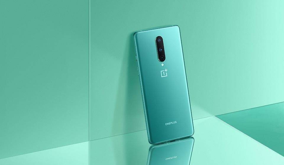 OnePlus 8 и 8 Pro начали получать Android 11 5 Смартфон OnePlus 8 с вертикальной камерой сзади