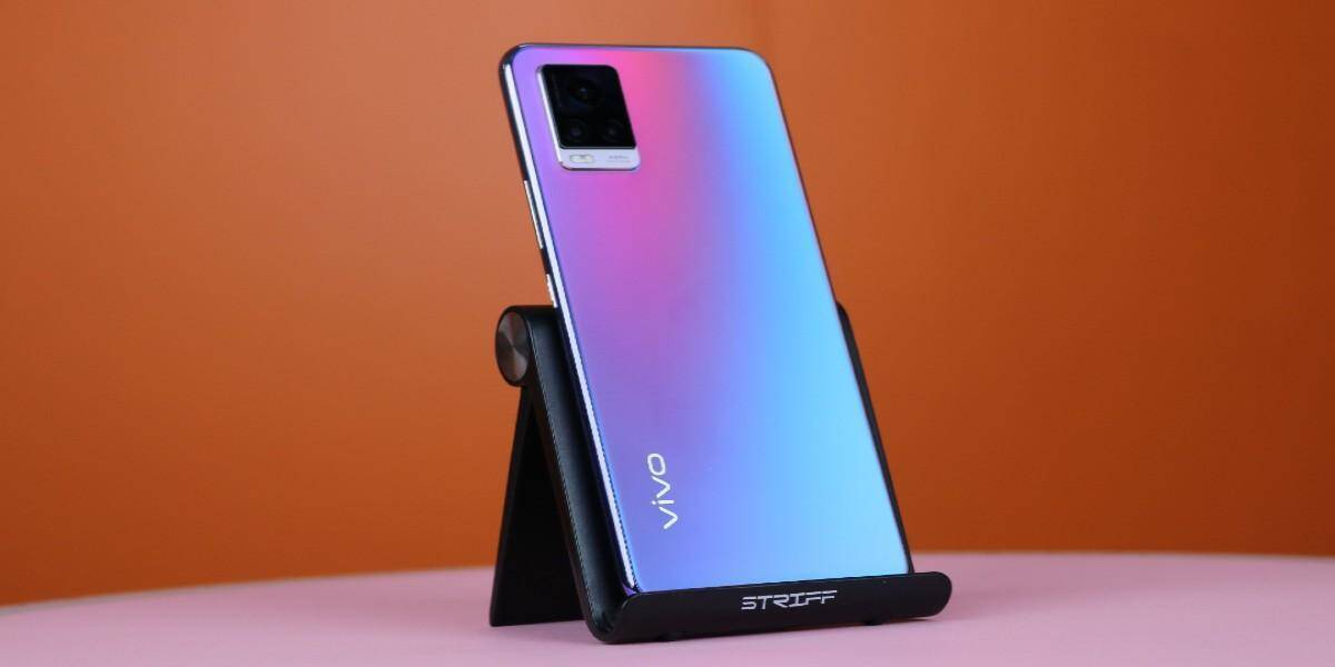 Vivo V20 смартфон на подставке сзади вид спереди