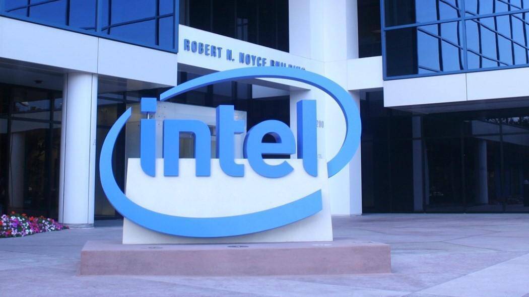 Внешний вид корпоративного знака Intel перед зданием офисов