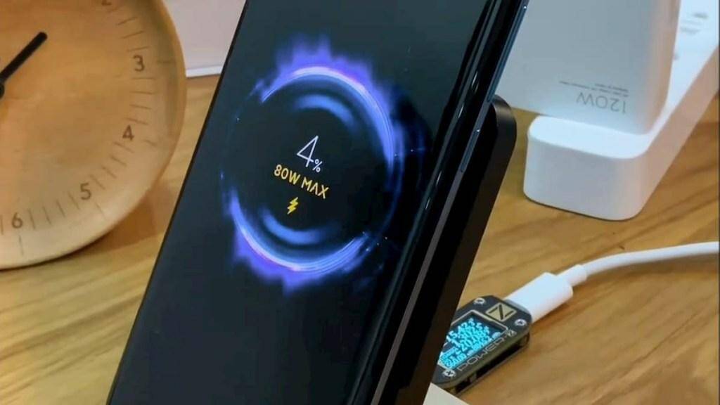 Смартфон Xiaomi с зарядкой на 80 Вт в процессе зарядки